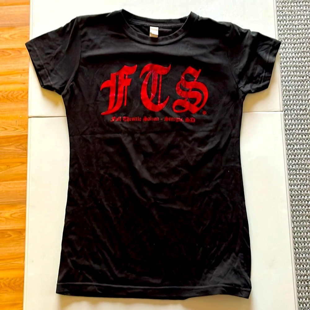 Like new women’s tea, size large, full throttle saloon